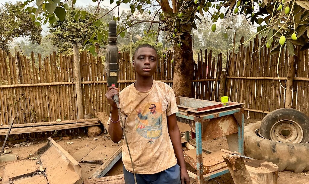 M. Ibinga formant de jeunes mécaniciens agricoles